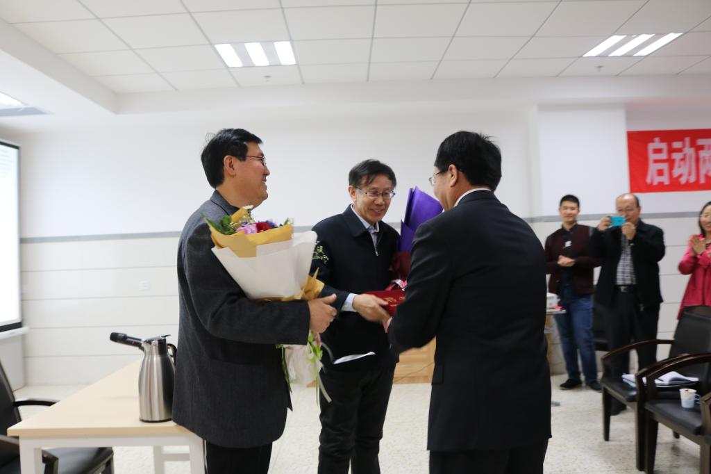 林宝书记颁发聘书